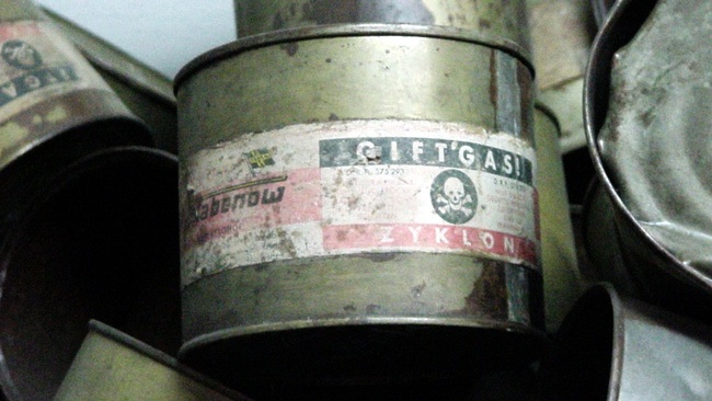 Tonnen mit der Aufschrift „Giftgas Zyklon B” und der Abbildung von einem Totenkopf. © Wikimedia