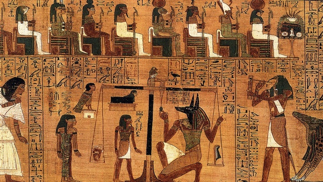 Zeichnung von ägyptischen Figuren und Tieren. In der Mitte Anubis und ein Mensch bei einer Waage, rechts ein adlerköpfiger Mensch, links zwei weiß gekleidete Figuren. Darüber Hieroglyphen und eine Reihe sitzender Figuren. © Wikimedia