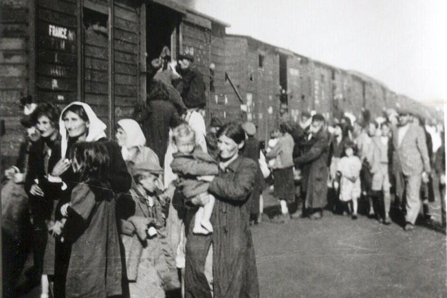 Eine Menschenmenge neben Zugwaggons. © Wikimedia, Deportation to Treblinka from ghetto in Siedlce, 1942