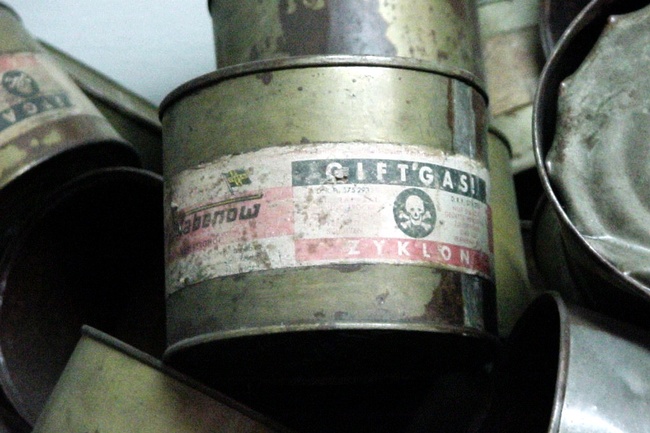 Tonnen mit der Aufschrift „Giftgas Zyklon B” und der Abbildung von einem Totenkopf. © Wikimedia