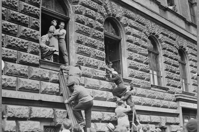 Jüdische Studierende klettern über Leitern aus den Fenstern des Anatomischen Instituts. © ÖNB Bildarchiv