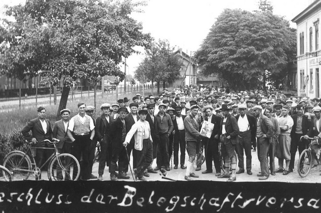 Versammlung der Grünbacher Bergarbeiter in ihrer besten Kleidung während des Streiks 1932. © Archiv Bernhard Muhr
