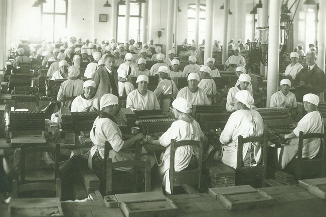 Arbeiterinnen der Tabakfabrik in weißer Berufskleidung an den Werkbänken. © Keltenmuseum Hallein/Stadtarchiv Hallein