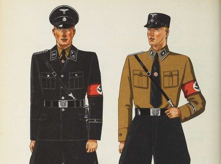 Die Darstellung zeigt zwei SS-Uniformen. Das Model ist jeweils ein blonder Mann mit gerötetem Gesicht. Das Model links trägt die schwarze Uniform des SS-Oberscharführers mit roter Hakenkreuzbinde. Das Model rechts trägt die Uniform des SS-Unterscharführers – ein Braunhemd mit roter Hakenkreuzbinde und eine schwarze Krawatte. Beide Models tragen schwarze Hosen, Gürtel und unterschiedliche schwarze Kappen.    © Getarchive, NS-Uniformen, 1943. 