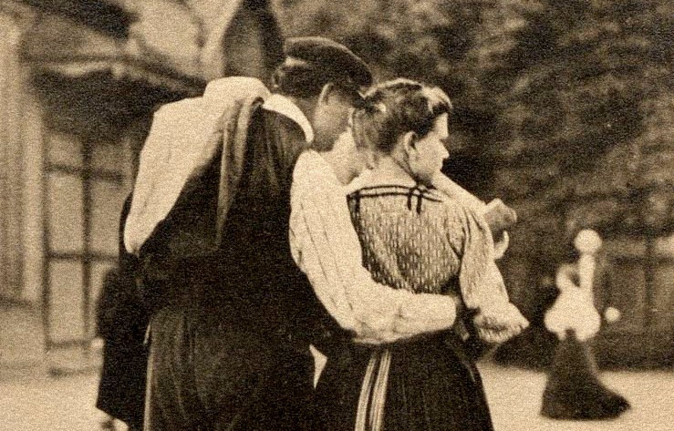 Ein Liebespaar spaziert um 1908 durch den Prater in Wien. © Brüder Kohn KG (B. K. W. I.), Wien Museum