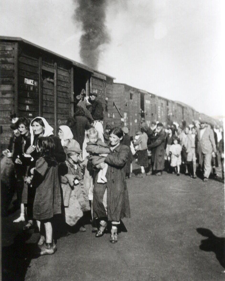 Eine Menschenmenge neben Zugwaggons. © Wikimedia, Deportation to Treblinka from ghetto in Siedlce, 1942