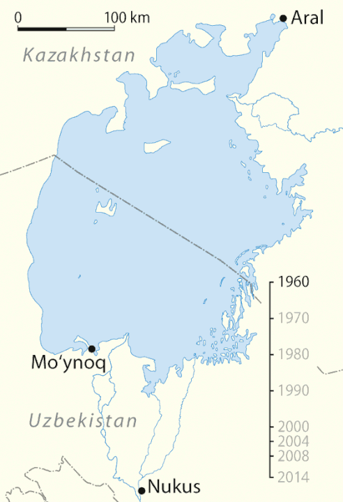 Landkarte von einem See, der jährlich schrumpft. © NordNordWest, CC BY-SA 3.0 <https://creativecommons.org/licenses/by-sa/3.0>, via Wikimedia Commons
